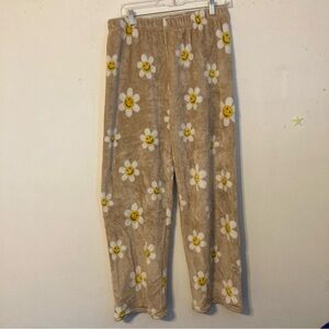Olive Avenue XL tan fluffy pajama pant with smiling daisy design